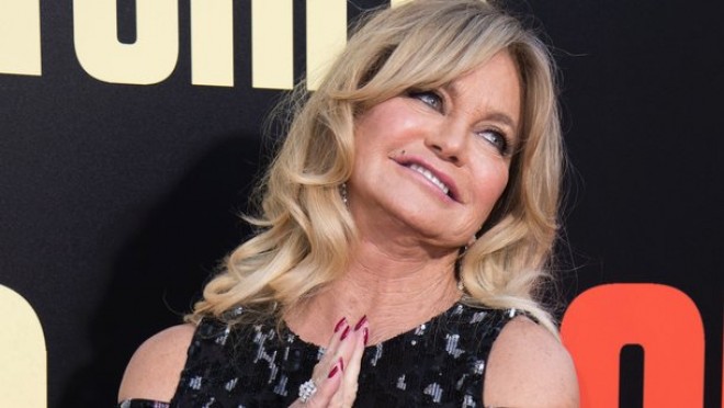 Hollivud aktrisası dua ilə oğlunu sağaldıb