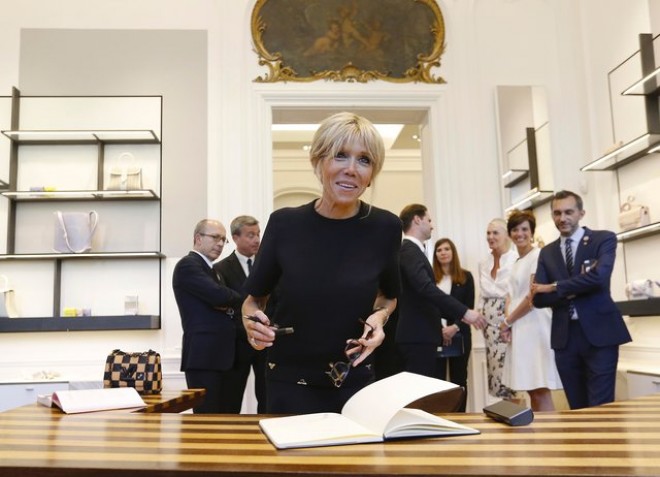 Fransa prezidentinin xanımı tədbirə qısa libasda qatıldı - fotolar