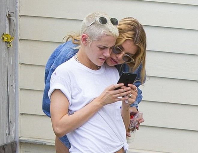 Aktrisa həmcins sevgilisi ilə görüntüləndi