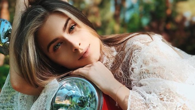 69 yaşlı sənətçinin 16 yaşlı model nəvəsi - fotolar