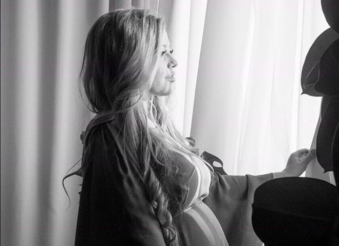 19 yaşlı müğənni ana oldu - fotolar