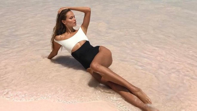 Nataşa gecəyə elə libas geyindi ki...