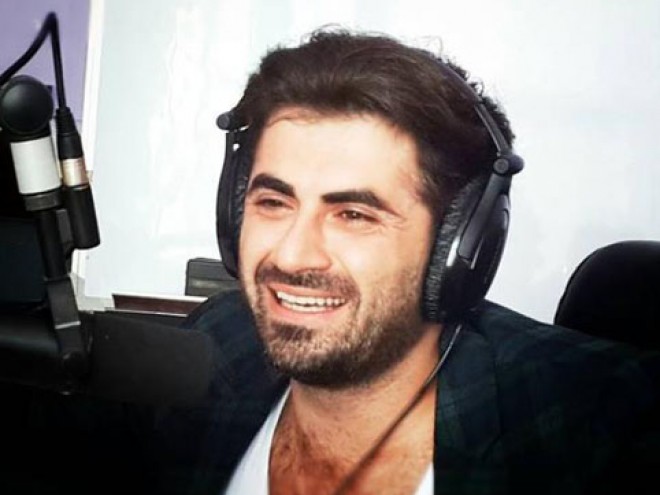 Aparıcı Zaur xalq artistinin mahnısını ifa etdi - video