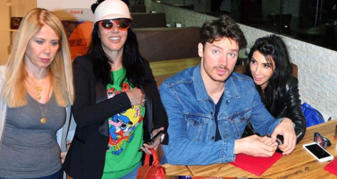 Hande Yener qayınanası ilə görüntüləndi