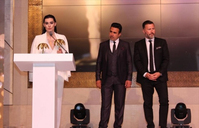 3 mükafatı birdən aldı