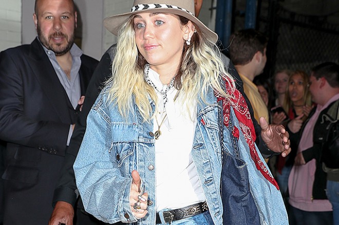 Mayli Sayrus sevgilisi ilə oteldən çıxarkən - fotolar