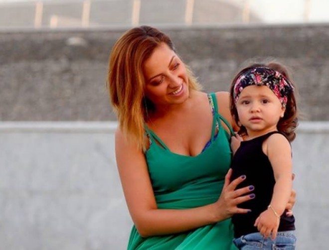 Ayanın qızı da oxumağa başladı - video