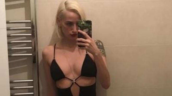 Model hamamda gah geyindi, gah da soyundu