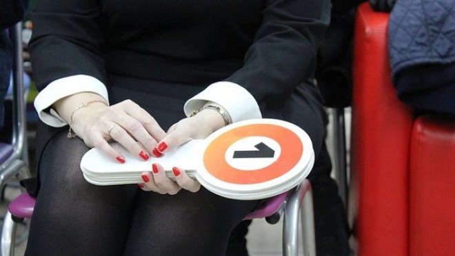 Modellərin çılpaq halda yelləncəkdəki fotosu hərracda bu qiymətə satıldı - foto&nbsp;