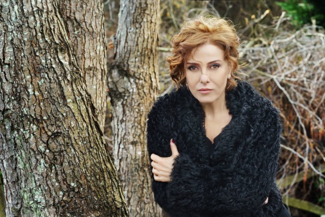 Aktrisa üzünü gizlədərək qışqırmağa başladı