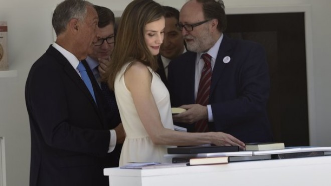 İspaniya kraliçasının sadə geyimi - foto