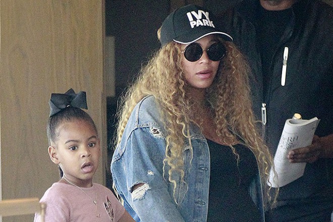 Hamilə Beyons qızı ilə alış-verişə çıxdı - fotolar