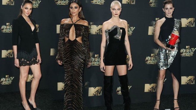 Qırmızı xalçada dəb yarışına girdilər