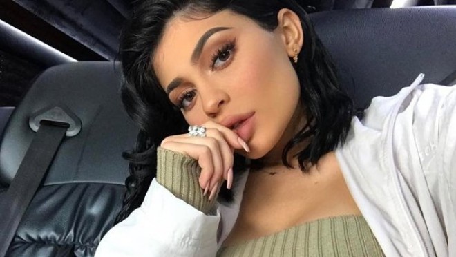 Kendal Cenner sinəsini nümayiş etdirdi - video