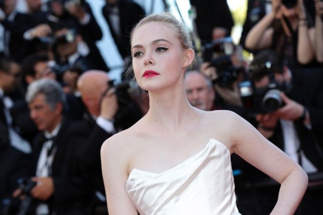 Aktrisanın geyimi Ancelina Colinin gəlinliyini xatırlatdı - fotolar