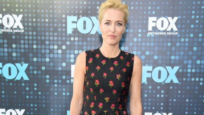 Ayağını sındıran aktrisa tədbirə əsa ilə qatıldı - fotolar