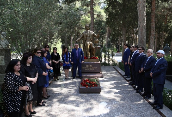 Görkəmli kaman ustası Habil Əliyevin məzarı ziyarət olunub