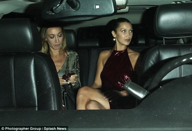 Fələstinli gözəlin kürək dekoltesi