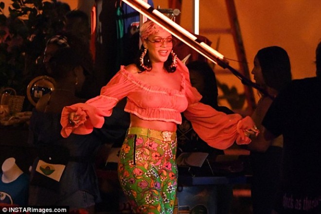 Rihanna artıq çəkilərini gizlətmədi