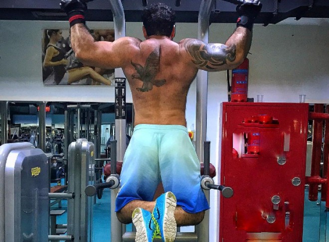 Kamil yarıçılpaq məşq etdi