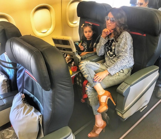 Ayan qızı ilə təyyarədə - foto