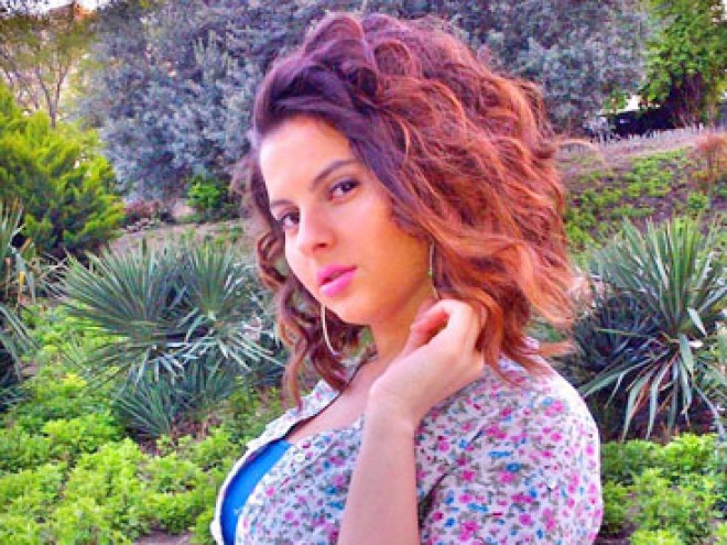 Aynişan Quliyeva: “Oğlanlar mənə sevgi etiraf edəndə oturub hönkür-hönkür ağlayırdım ” – foto