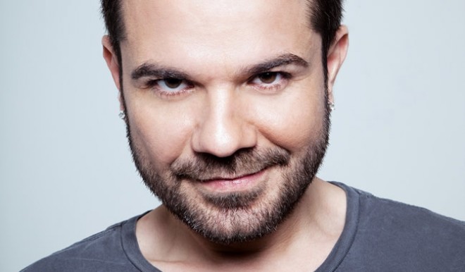 Kənan səhnədəki boşluğa yıxıldı