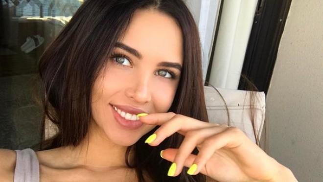 Timatinin 21 yaşlı sevgilisi sinəsini göstərdi - foto