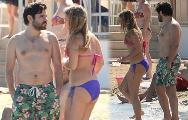 Türkiyəli aktrisa eyni bikinidə görüntüləndi