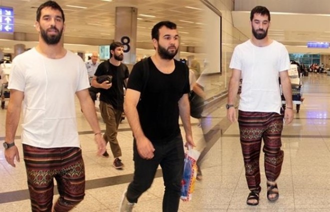 Arda Turan Məkkədən qayıtdı