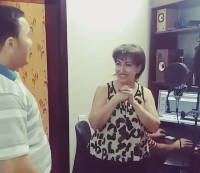 Əməkdar artist xanəndə ilə duet oxudu