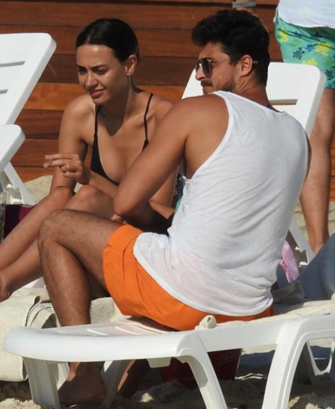 Məşhur aktyor sevgilisi ilə çimərlikdə