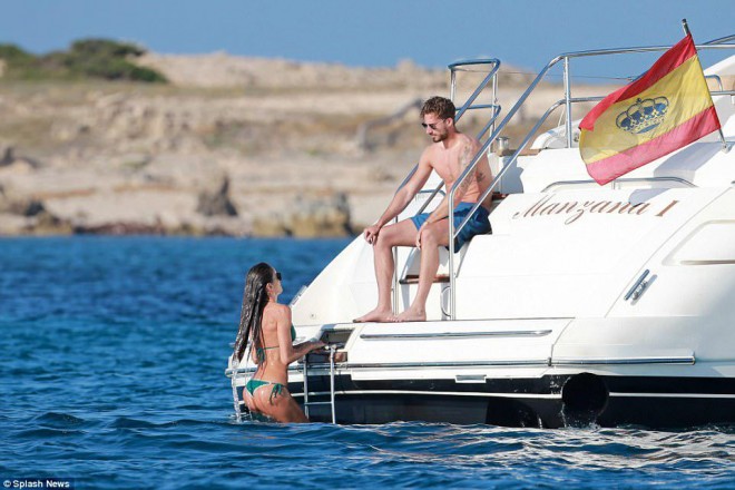 Məşhur model sevgilisi ilə yaxtada - fotolar