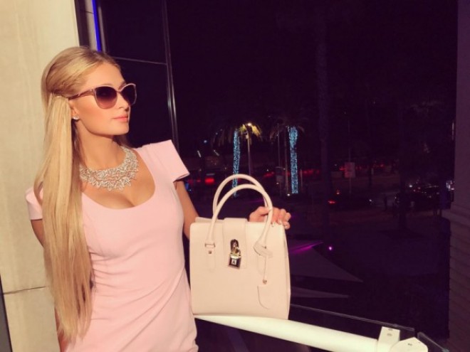 Peris Hilton saçlarını boyatdırdı - fotolar