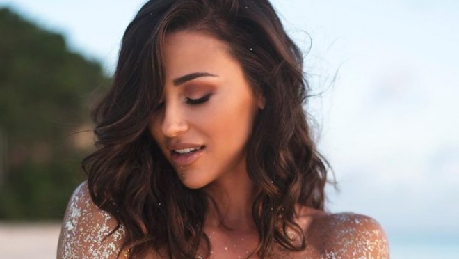 Foto və fitnes model sinəsini nümayiş etdirdi - fotolar