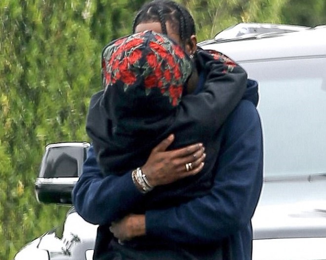 Kayli ikinci repçi sevgilisi ilə küçədə öpüşdü