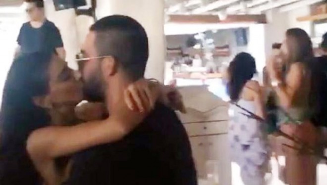 Arda Turan sevgilisi ilə dodaq-dodağa – fotolar