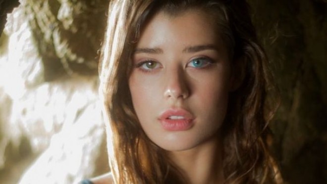 Fərqli göz rənginə sahib olan modeldən yeni seksual fotolar