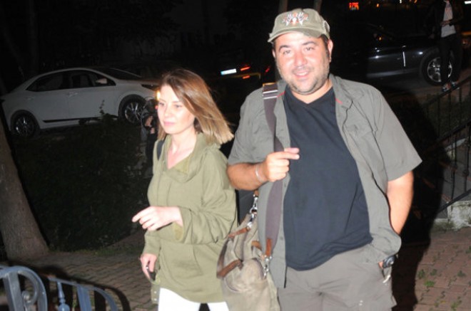 Gülüş ustası yeni sevgilisi ilə evinə girərkən - fotolar