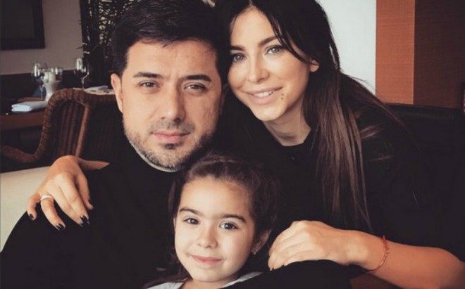 Tədbirdə Ani Lorakın üzərinə atıldı, ərindən təpik “yedi” - video