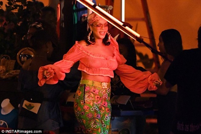 Rihanna artıq çəkilərinə belə şərh verdi - foto