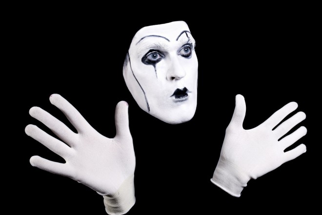 “İt gəzdirən xanım” Pantomima Teatrının səhnəsində