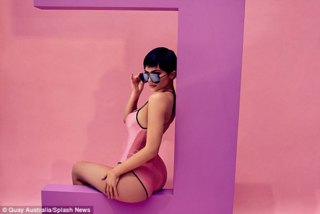 Kayli çimərlik geyimində eynək reklam etdi