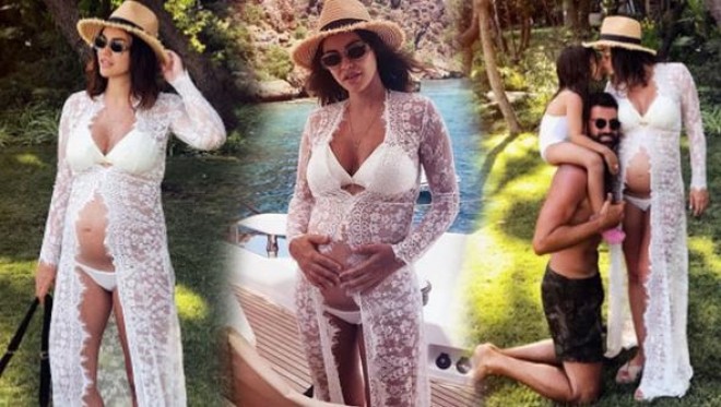 Futbolçu hamilə həyat yoldaşı ilə çimərlikdə