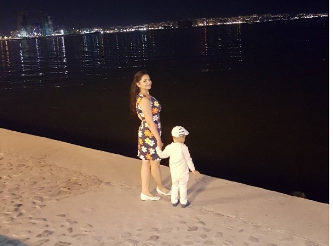 Sevda oğlu ilə gecə gəzintisində