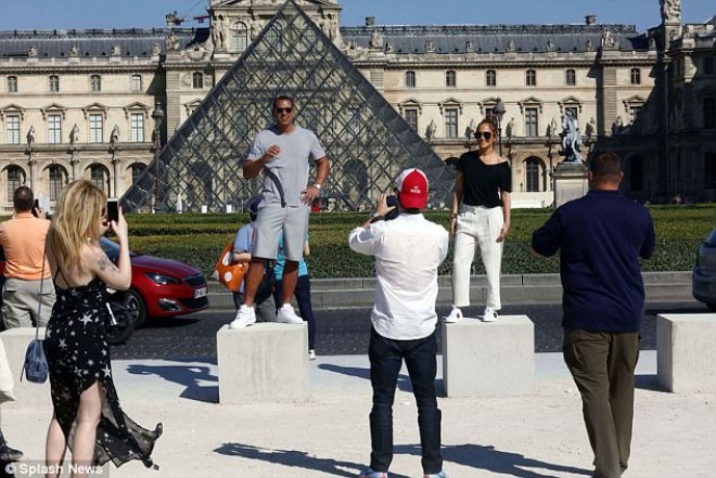 Ceylo və sevgilisi Luvr muzeyində - fotolar