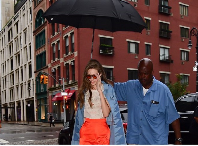 Bella cangüdəni ilə gəzdi - foto