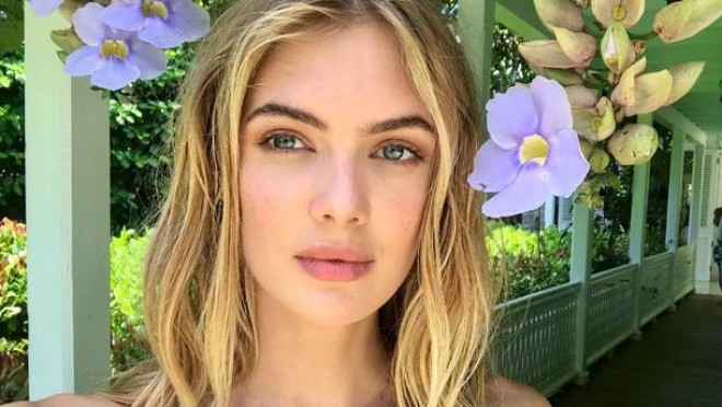 ​22 yaşlı modelin bikinidə fotosessiyası