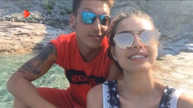 Mesut Özil ilk dəfə nişanlısı ilə şəklini paylaşdı – fotolar