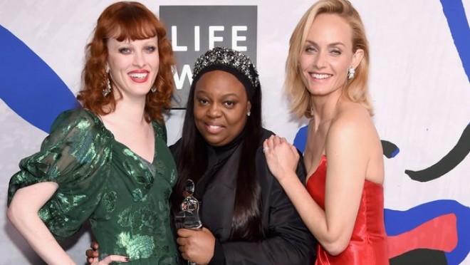 Emberin sinə dekolteli libası - fotolar